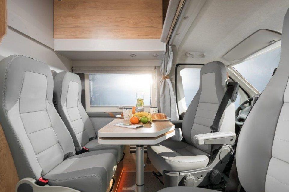 Sitzgruppe mit neuer Sitzbank in einem Globe-Traveller Voyager oder Pathfinder in Opal-Line