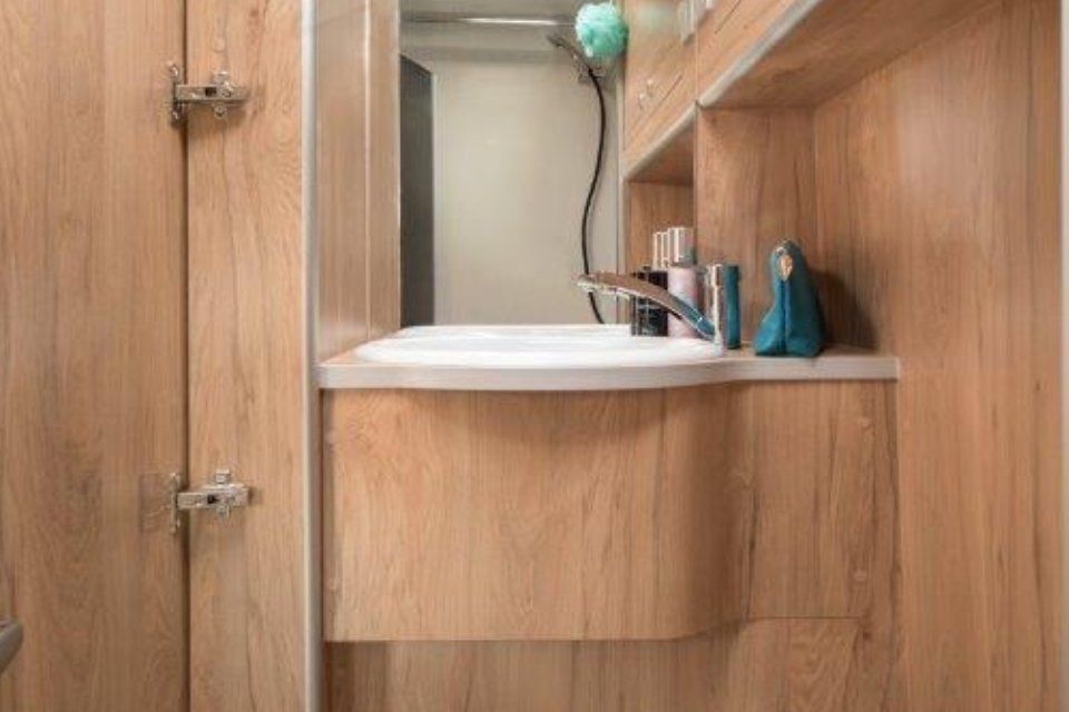 Lavabo im Bad eines Globe-Traveller Voyager Z in Opal-Line