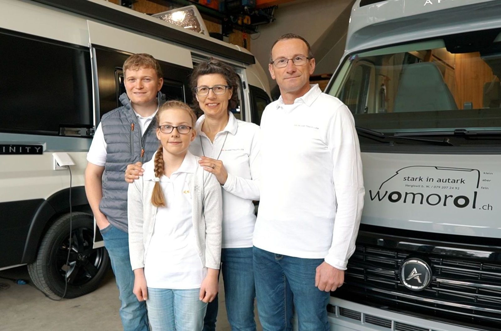 Familie vor Wohnmobil