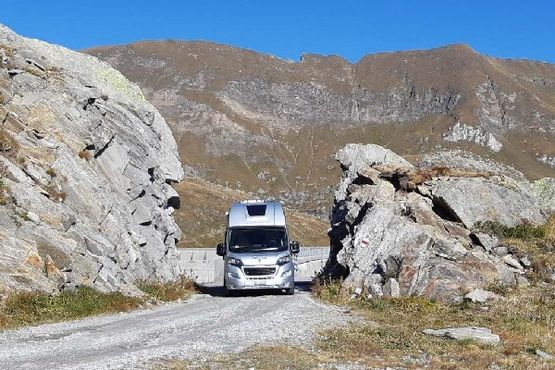 Camper auf einem Weg