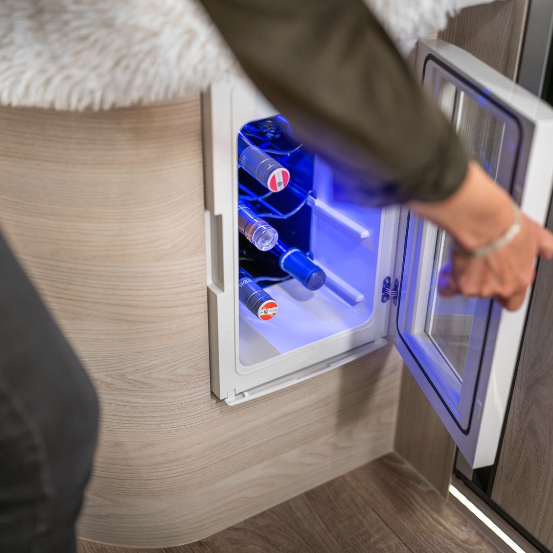 Weinschrank in einem Globe-Traveller Explorer 2XS in Topaz-Line