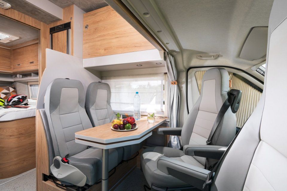 Sitzgruppe mit neuer Sitzbank im Voyager XS in Opal-Line