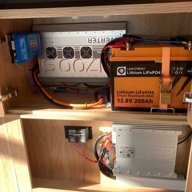 Lithium-Batterie 200 Ah Liontron mit Solarladeregler, BCB und Wechselrichter
